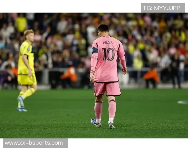 巴萨在曼萨诺执法生涯中红牌最多梅西也曾遭遇红牌困扰